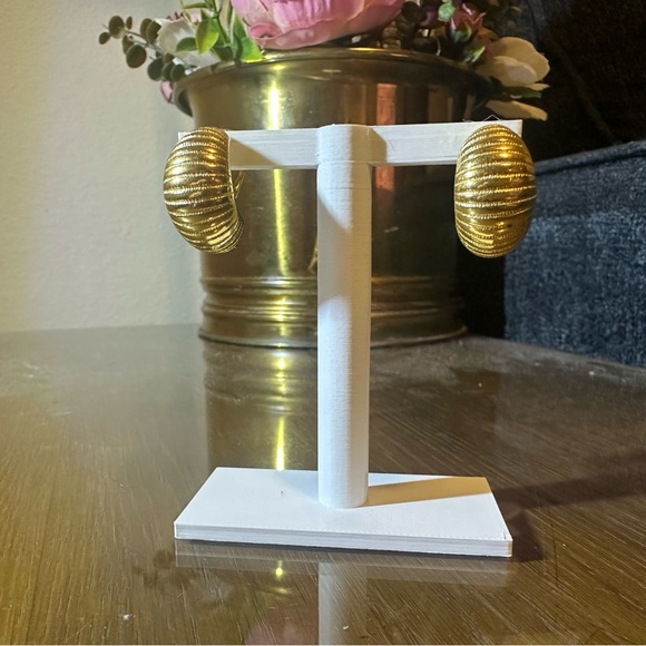 Gold Shell Design Earrings - Picture 1 of 3